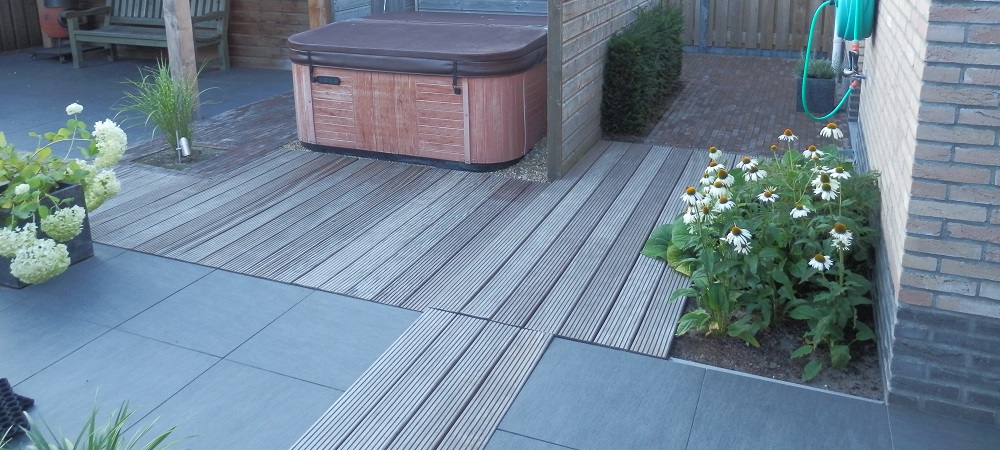 moderne-tuin-strakke-tuin-jacuzzi-hardhouten-vlonder-houten-keramische-tegels