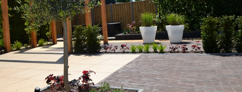 moderne-achtertuin-keramische-tegels-taxus-plantenbakken